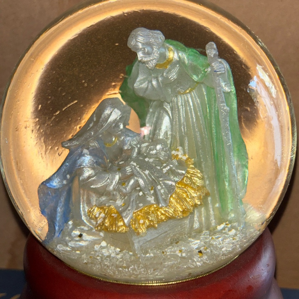 Fontanini Nativity Glitterdome Snow Globe Limited Edition - Picture 3 of 7